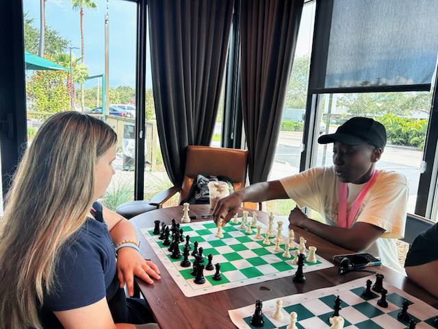 CHESS_QUEENS_CROWN_TABLE_STARBUSCKS1
