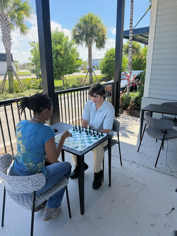 CHESS_QUEENS_CROWN_TABLE_STARBUSCKS3
