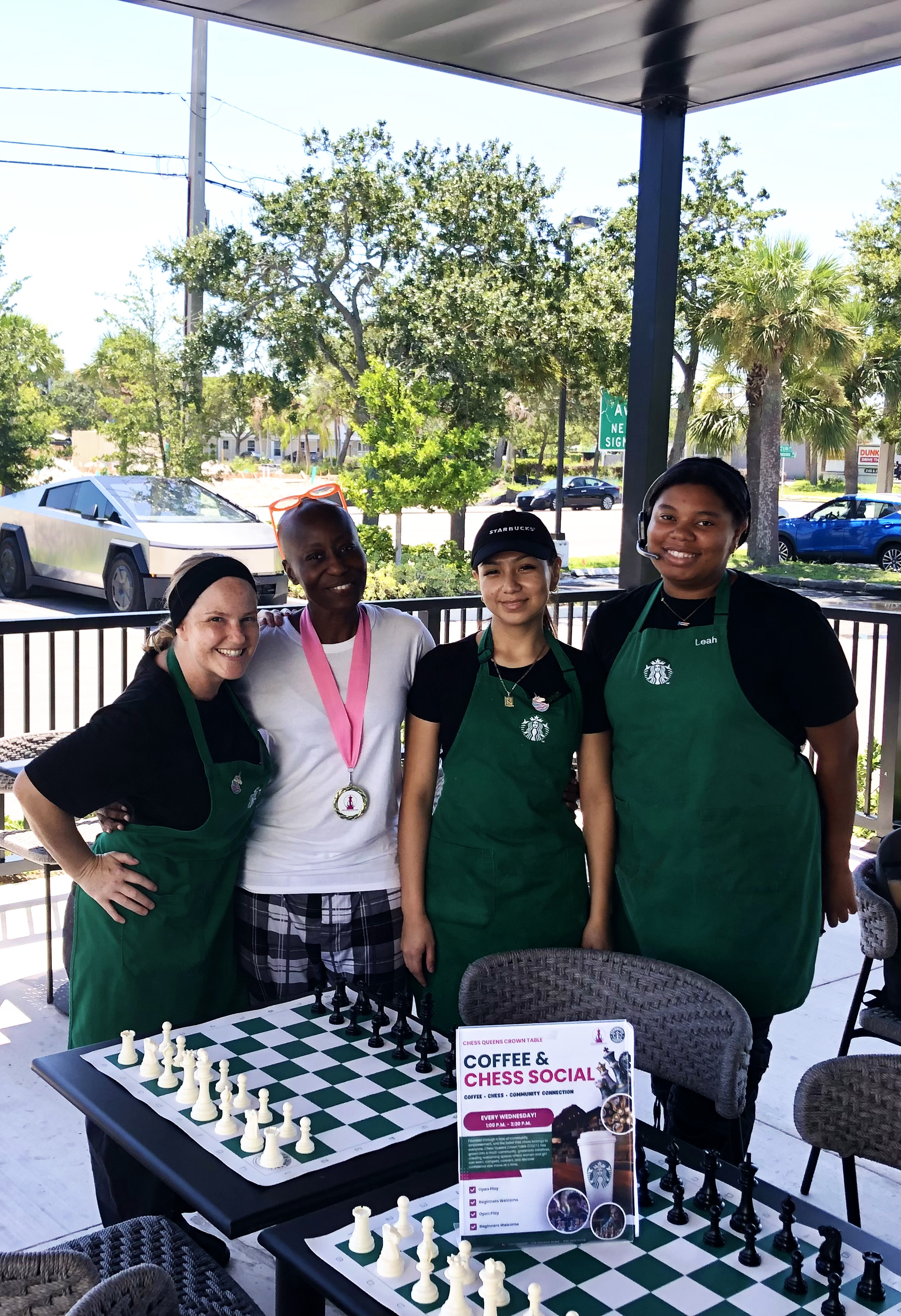 CHESS_QUEENS_CROWN_TABLE_STARBUSCKS4
