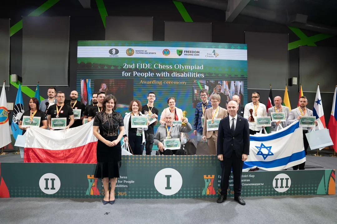 Podium: Poland (2nd, left), FIDE (center), Israel (3rd)