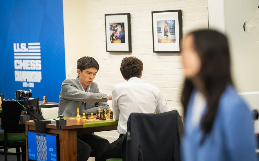 Woodward confidently moves against Caruana as Lee blurs by. (Photo courtesy SLCC/Lennart Ootes)