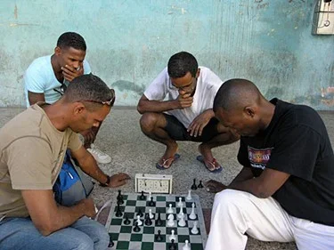 The author (on the right) playing blitz on the streets of Havana, Cuba