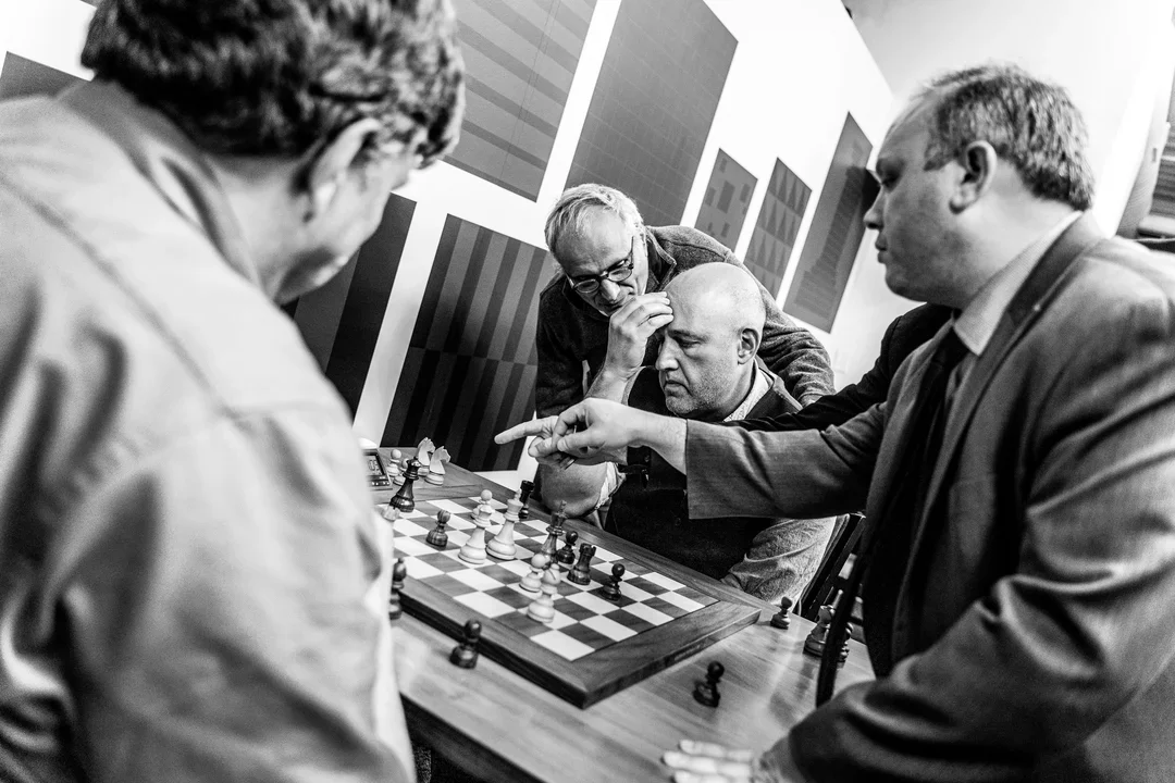 GM Alex Shabalov is consoled at the 2022 U.S. Senior Championship. (Photo courtesy SLCC/Lennart Ootes)