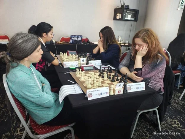 Goodkind (L) against Sabina Foisor in Round 1. (Photo courtesy of the Peru Chess Federation)