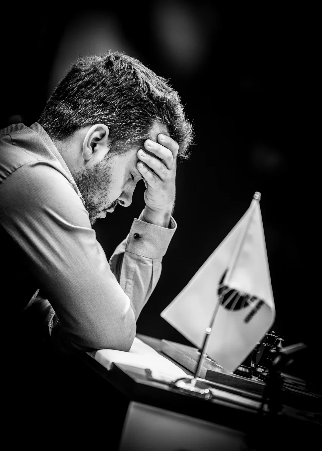 Headache or heart­ache for GM Ian Nepomniachtchi? (Photo courtesy David Llada)