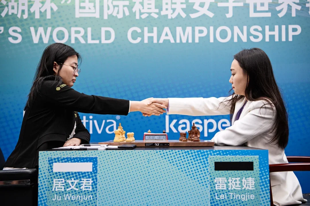Shaking hands at the beginning of the tenth round of the 2023 Women's World Championship.