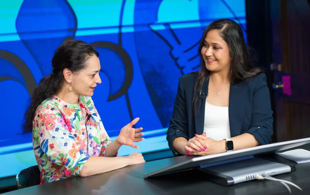Kosteniuk discusses her third-round victory with Begim Tokhirjonova, who will provide annotations on rounds four through six later this week (photo courtesy Lennart Ootes/SLCC)