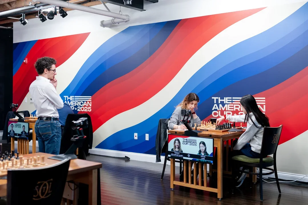 Caruana watches the game between Abrahamyan and Lee