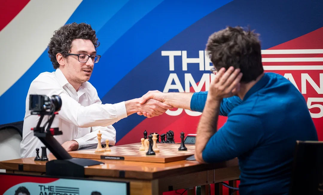 Caruana shakes hands with Aronian