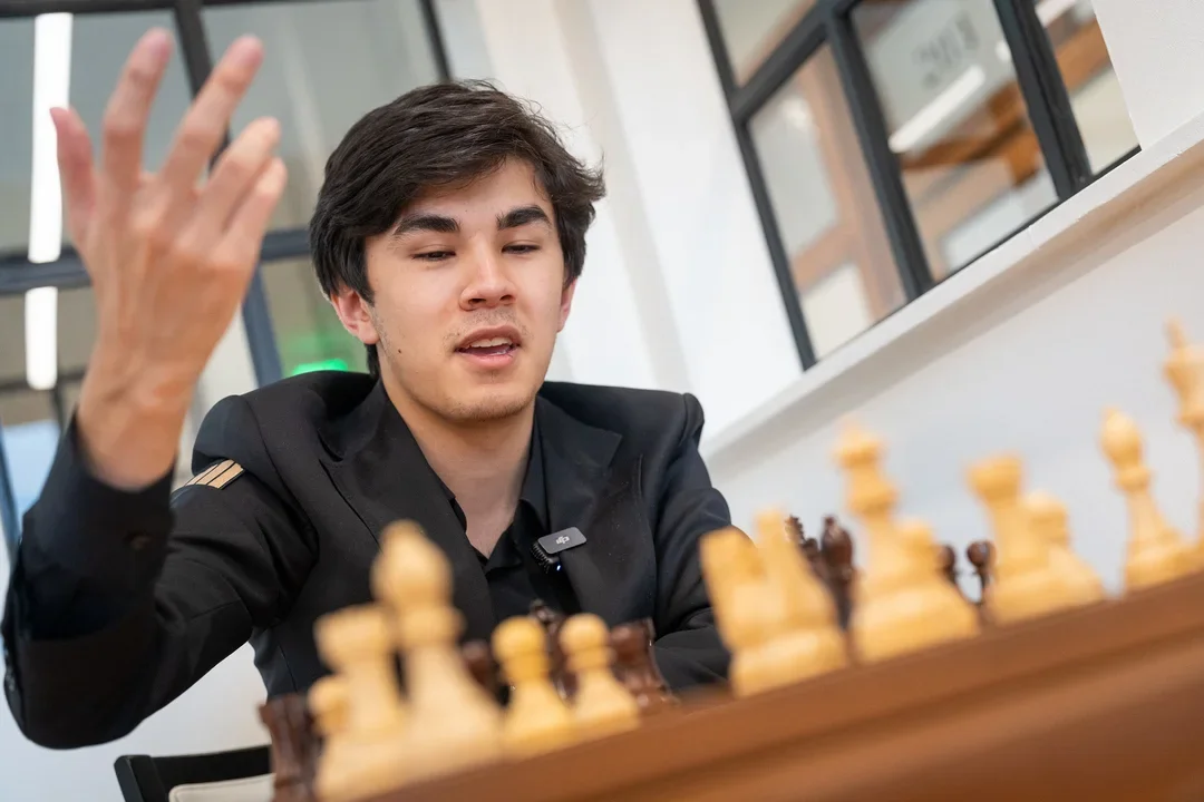 Sindarov gesticulates in Round 7. (photo courtesy SLCC / Ootes)