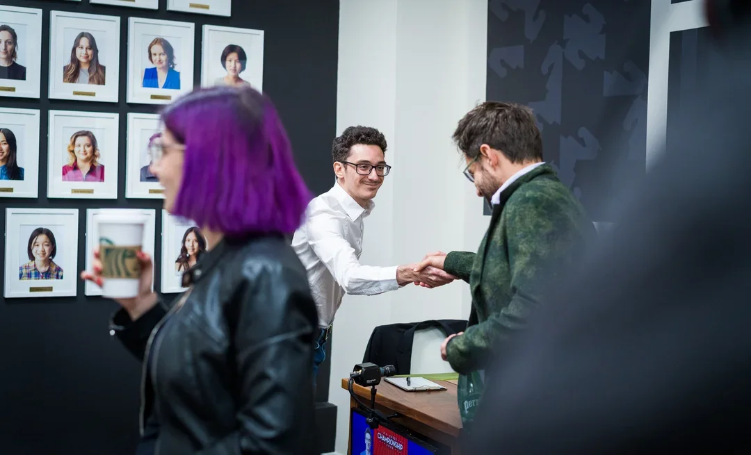 Fabiano shakes hands with Aronian