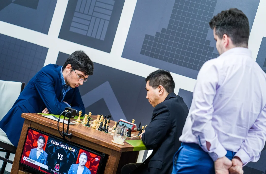 Nepomniachtchi watches Firouzja (left) and Wesley So do battle during round 8 of the 2022 Sinquefield Cup. Photo: Ootes/SLCC