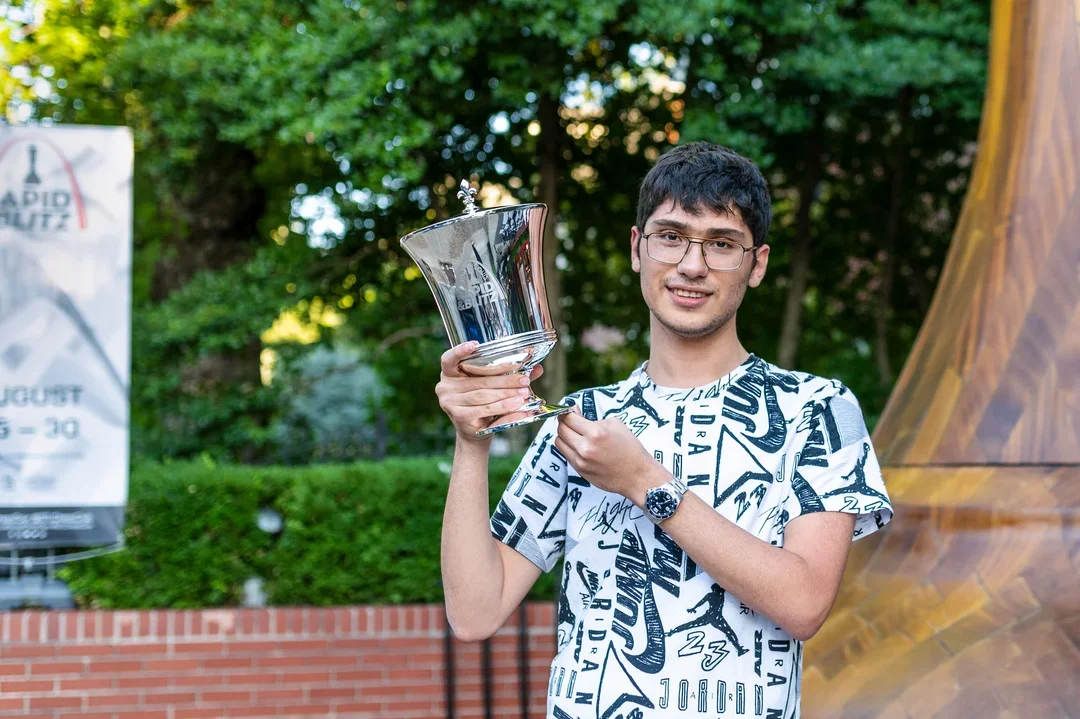 Alireza Firouzja posing with his Rapid and Blitz champion trophy. Photo: Crystal Fuller/SLCC