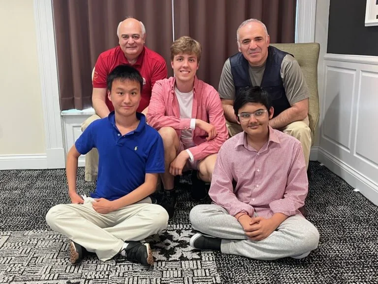 Kasparov Young Stars 2022, (back) FIDE Senior Trainer Michael Khodarkovsky, GM Jonas Bjerre, GM Garry Kasparov; (front) GM Christopher Yoo, GM Abhimanyu Mishra. Photo: SLCC
