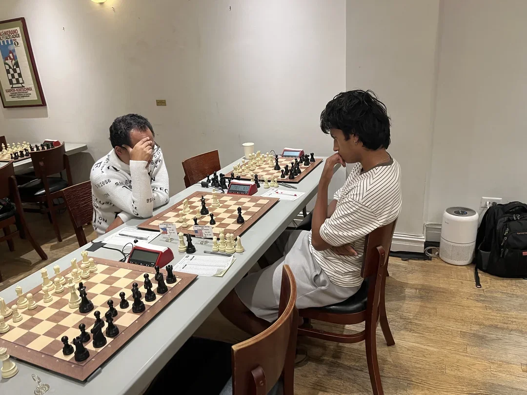Sivakumar (R) in his pivotal game against Paragua. (Photo courtesy of Alex Ostrovskiy)