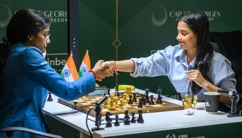 Vaishali Divya handshake