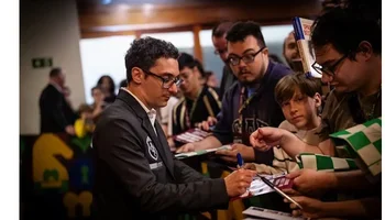 Caruana signing autographs