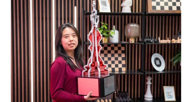 Rachael Li with trophy 