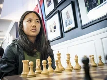 Annie Wang looking up before chess game starts, Photo Lennart Ootes