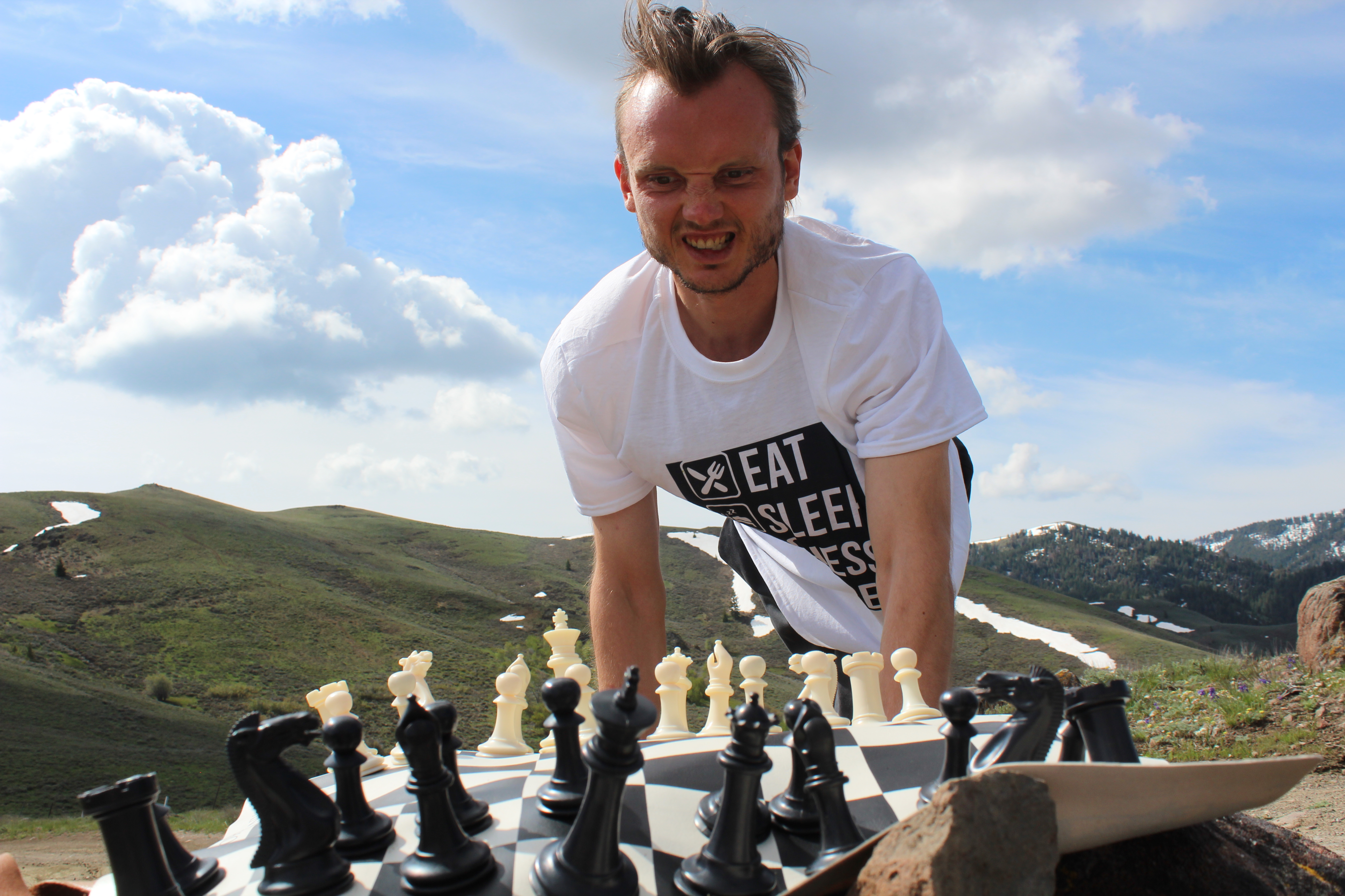 Blindfold king Timur Gareyev on tour