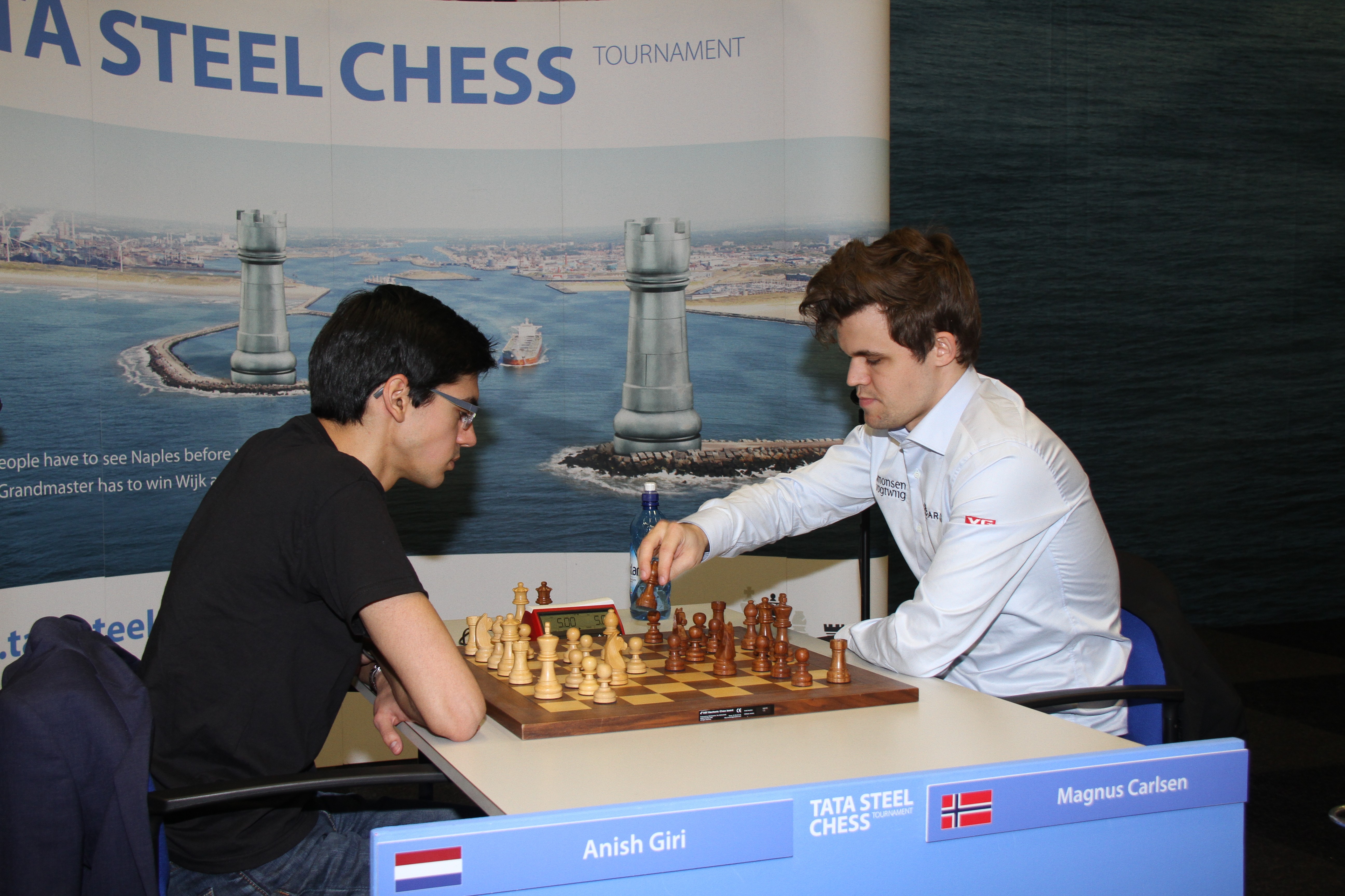 Magnus Carlsen at Tata Steel Chess 2019, Anish Giri walking…